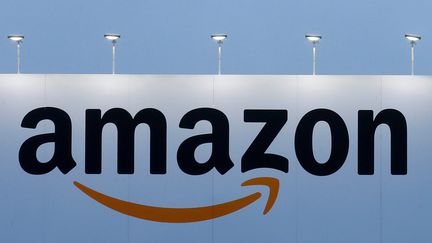 Le logo d'Amazon sur un centre logistique à&nbsp;Lauwin-Planque (Nord), le 20 février 2017. (PASCAL ROSSIGNOL / REUTERS)