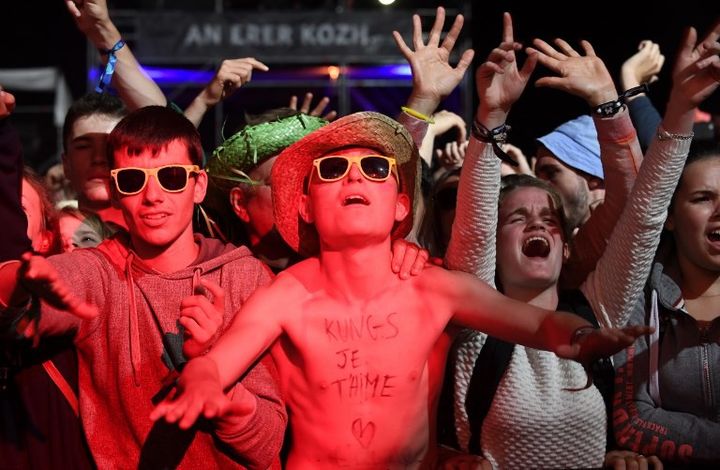 Dans le public, on aperçoit de nombreuses pancartes "Kungs, t'es un génie", "Kungs &lt;3". Certains ont même choisi d'utiliser leur corps pour s'exprimer.
 (FRED TANNEAU / AFP)