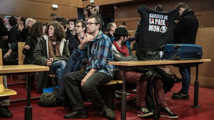 Trois policiers comparaissent devant le tribunal correctionnel de Bobigny (Seine-Saint-Denis) pour des tirs de flashball ayant blessé six personnes en 2009. Joachim Gatti y avait perdu un œil ce jour-là (photo prise le 21 novembre 2016). (FREDERIC DUGIT / MAXPPP)