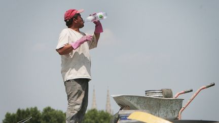 Un ouvrier sur un chantier de Bordeaux, en pleine canicule. (MAXPPP)