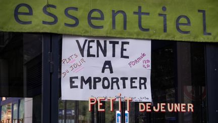 Un restaurant pratique la vente à emporter à Paris pendant le second confinement, le 8 novembre 2021. (RICCARDO MILANI / HANS LUCAS / AFP)