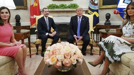 Le président américain Donald Trump et la première dame Melania Trump rencontrent le roi espagnol Felipe VI et la reine Letizia dans le bureau ovale de la Maison Blanche à Washington, le 19 juin 2018.  (Mandel Ngan/AFP)