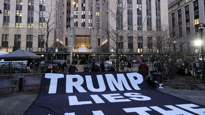 Une banderole a été déployé au pied du parquet de Manhattan, le 30 mars 2023. On peut y lire : "Trump ment tout le temps". (SPENCER PLATT / GETTY IMAGES NORTH AMERICA)