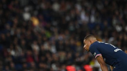 Kylian Mbappé, lors de la rencontre de Ligue 1 à domicile face à Troyes, le 8 mai 2022 au Parc des Princes. (FRANCK FIFE / AFP)