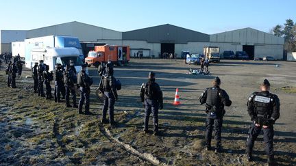 Des gendarmes&nbsp;mobiles investissent le site d'une rave-party sauvage, le 2 janvier 2021, à Lieuron (Ille-et-Vilaine). (MAXPPP)