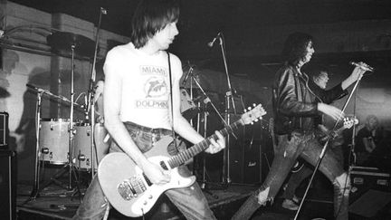 Johnny Ramone au premier plan, Joey au second.
 (Ian Dickson / Rex Featu/REX/SIPA)