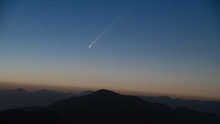 La comète Tsuchinshan-ATLAS, visible dans le ciel de Gran Canaria, en Espagne, le 25 septembre 2024. (CARLOS DE SAÀ / EFE / VIA MAXPPP)