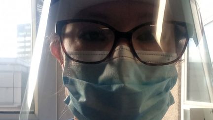 Holly pense avoir contracté le Covid-19 en accompagnant un patient dans une ambulance sans masque adapté. (RICHARD PLACE / RADIO FRANCE)