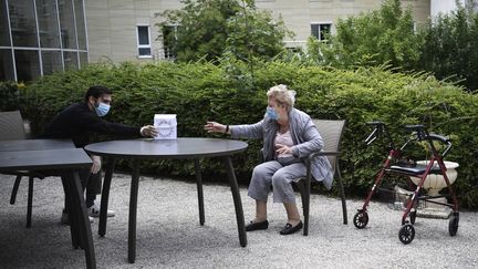 Dans un Edpad à Saint-Maur-des-Fossés (Val-de-Marne), le 7 juin 2020. (ANNE-CHRISTINE POUJOULAT / AFP)