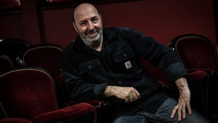 Le réalisateur français Cédric Klapisch durant le tournage de son film "En Corps", au Théâtre du Châtelet, le 29 mars 2021. (STEPHANE DE SAKUTIN / AFP)