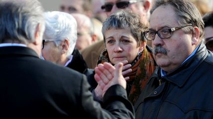 Sylvie et Erick Pétard, lors des obsèques de leurs filles Marion et Anna, victimes&nbsp;des attentats du 13 novembre 2015. (GUILLAUME SOUVANT / AFP)