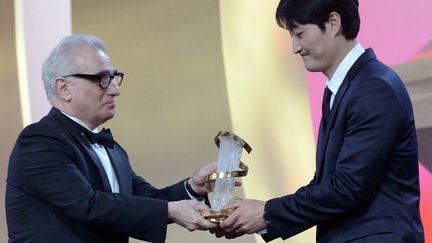 Lee Su-Jin reçoit l'étoile d'or du festival de Marrakech pour son film "Han Gong-Ju", décembre 2013
 (FADEL SENNA / AFP)