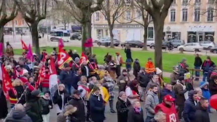 Les villes moyennes françaises se sont fortement mobilisées, jeudi 19 janvier, pour la première journée d'action contre la réforme des retraites. À Chalon-sur-Saône (Saône-et-Loire), des salariés de tous âges et tous corps de métier étaient présents. (franceinfo)