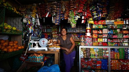 Elle est arrivée il y a douze ans. Elle a d'abord travaillé comme vendeuse de rue, jusqu'à ce qu'elle puisse obtenir un prêt pour construire son propre magasin.
 
 (REUTERS / Mariana Bazo)