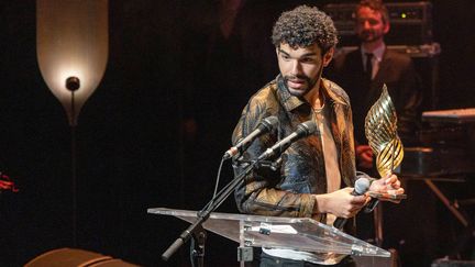 L'acteur français Sami Outalbali reçoit le Valois de l'acteur du meilleur acteur lors de la cérémonie de clôture du Festival du Film d'Angoulême qui s'est achevé le 29 août 2021.&nbsp; (YOHAN BONNET / AFP)