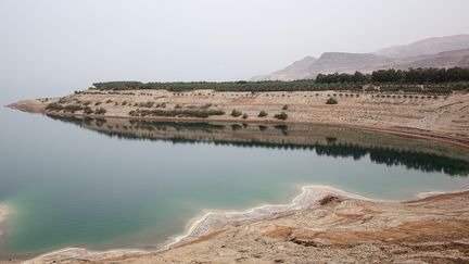 Le niveau de la Mer morte a fortement baissé en raison notamment de la sécheresse, le 20 avril 2021, en Jordanie. (KHALIL MAZRAAWI / AFP)