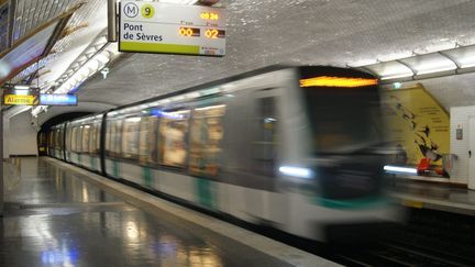 Dans une station de métro de ligne 9 à Paris. (STÉPHANIE BERLU / FRANCE-INFO)