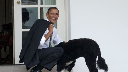 Le président américain Barack Obama et son chien Bo, le 15 mars 2012 à la Maison Blanche, à Washington (Etats-Unis). (JIM WATSON / AFP)