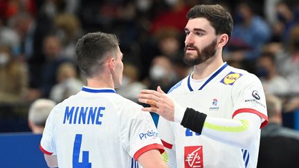 Ludovic Fabregas&nbsp;et&nbsp;Aymeric Minne se congratulent après la victoire face aux Pays-Bas, le jeudi 20 janvier 2022. (ATTILA KISBENEDEK / AFP)