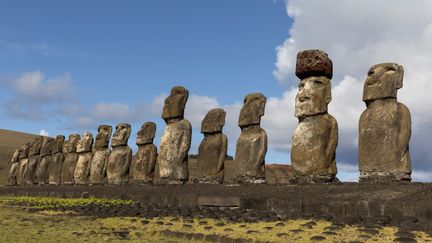 Des statues moaï sur l'Île de Pâques. (MICHEL GUNTHER / BIOSPHOTO / AFP)