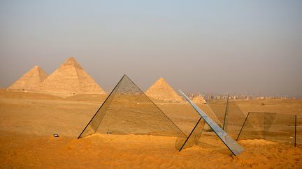 Les pyramides en plaques de verre des artistes britanniques Claudia Moseley et&nbsp; Edward Shuster sont une réflexion sur la lumière et la transparence, une œuvre évolutive au gré des heures de la journée. &nbsp; (PATRICK BAZ / ART DEGYPTE)