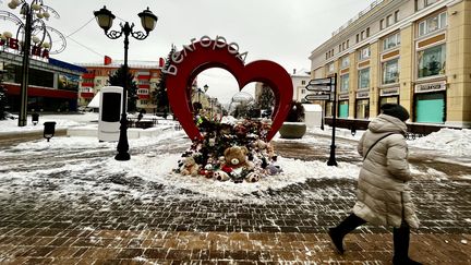 A Belgorod, un mémorial aux victimes du bombardement du 30 décembre 2023 qui a fait 25 morts et plus d'une centaine de blessés (SYLVAIN TRONCHET / RADIO FRANCE)