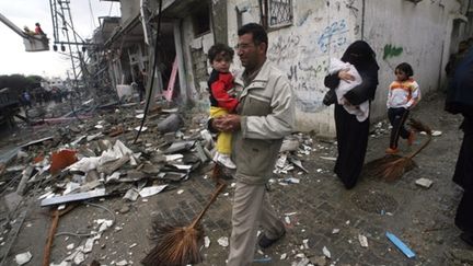 Une famille de gazaouis déambule dans les restes de Rafah le 1er janvier 2009 (© AFP)