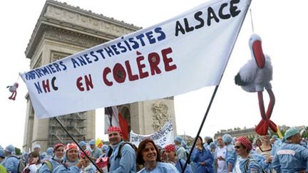 Des infirmiers anesthésistes, le 8 juin 2010, devant l'Arc de Triomphe à Paris. (AFP/BERTRAND LANGLOIS)