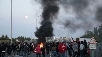 Des surveillants de la prison de Fleury-Merogis (Essonne) protestent lundi 10 avril contre la récente agression de six de leurs collègues.&nbsp; (GEOFFROY VAN DER HASSELT / AFP)