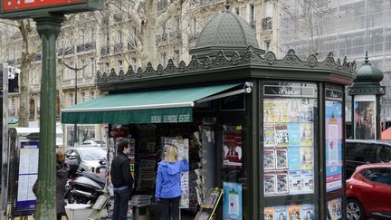 Un kiosque à journaux, à Paris, le 16 avril 2013. (BERTRAND GUAY / AFP)