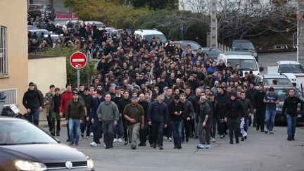 Des manifestants défilent dans les rues d'Ajaccio (Corse du Sud) aux cris de "On est chez nous" et "Les Arabes dehors", le 26 décembre 2015. (MAXPPP)