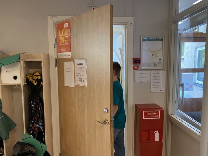 Un élève de l'école Nybohov à Stockholm (Suède) pousse la porte du bureau de l'assistante sociale, le 27 septembre 2023. (RAPHAEL GODET / FRANCEINFO)