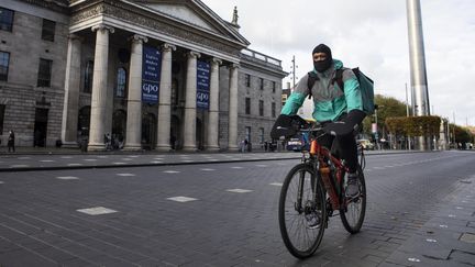 Un livreur de Deliveroo à Dublin, le 22 octobre 2020. (MAXPPP)