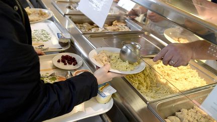 Un élève dans un self d'une cantine à Ouistreham dans le Calvados. (Illustration).&nbsp; (MARC OLLIVIER / MAXPPP)