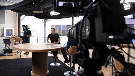 La journaliste Aude Lancelin (au centre), sur le plateau du Média, le 18 septembre 2018 à Montreuil (Seine-Saint-Denis). (ALAIN JOCARD / AFP)