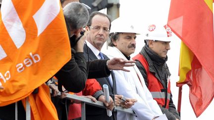 Le candidat socialiste &agrave; la pr&eacute;sidentielle, Fran&ccedil;ois Hollande, lors d'un d&eacute;placement &agrave; Florange (Moselle), le 24 f&eacute;vrier 2012. (JEAN-CHRISTOPHE VERHAEGEN / AFP)