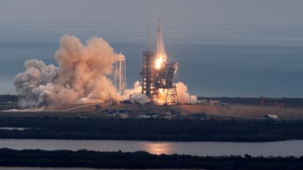 La fusée Falcon 9 lors de son décollage du 19 février 2017 à&nbsp;Cape Canaveral&nbsp;en Floride (Etats-Unis).&nbsp; (JOE SKIPPER / REUTERS)