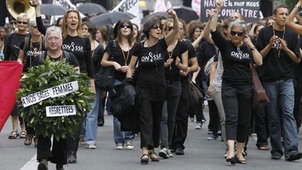 Des sages-femmes en tenue de deuil manifestent le 18 juin 2010 (AFP - François Guillot)