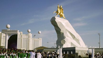 Une imposante statue en or du pr&eacute;sident turkm&egrave;ne Gourbangouly Berdymoukhamedov a &eacute;t&eacute; d&eacute;voil&eacute;e &agrave; Achkhabad (Turkm&eacute;nistan), le 25 mai 2015. (ALEXANDER VERSHININ/ AP / SIPA)