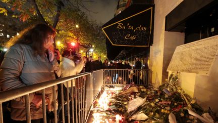 Des fleurs sont déposées en hommage aux victimes de l'attentat&nbsp;au Bataclan, à Paris, le 13 novembre 2016. (JOEL SAGET / AFP)