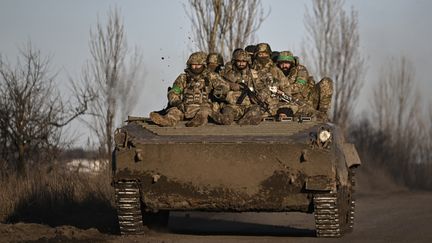 Des soldats ukrainiens se dirigent vers Bakhmout, dans le Donbass, le 13 mars 2023. (ARIS MESSINIS / AFP)