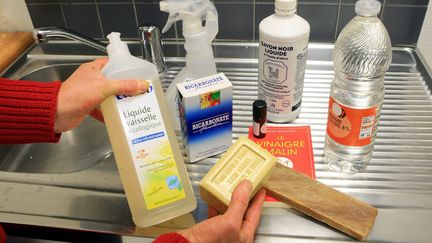 Le savon de Marseille et le vinaigre blanc sont des produits ménagers bons pour l'environnement.&nbsp; (THIERRY GACHON / MAXPPP)