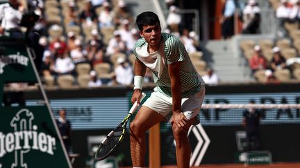 Carlos Alcaraz blessé lors de la troisième manche de la demi-finale de Roland-Garros contre Novak Djokovic, le 9 juin 2023. (MOHAMMED BADRA / MAXPPP)