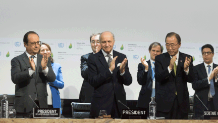 &nbsp; (Le président français François Hollande, le président de la COP21 Laurent Fabius et le secrétaire général de l'ONU Ban Ki-moon applaudissent samedi de l'accord mondial sur le climat © Maxppp)