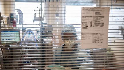 Une infirmière s'occupe d'un patient atteint du Covid-19 dans le service de réanimation du Centre hospitalier de l'Europe à Port-Marly(Yvelines), le 25 mars 2021. (MARTIN BUREAU / AFP)