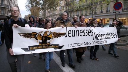 Des membres de l'organisation d'extr&ecirc;me droite les Jeunesses nationalistes d&eacute;filent contre le mariage pour tous, &agrave; Paris, le 18 novembre 2012.&nbsp; (KENZO TRIBOUILLARD / AFP)