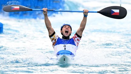 Qui a dit que les épreuves de kayak, c'était pagaie ? Pas&nbsp;Jiri Prskavec, médaille d'or aux Jeux de Tokyo en tout cas. (LUIS ACOSTA / AFP)