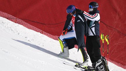 Alexis Pinturault après sa chute sur le slalom du combiné des Jeux olympiques de Pékin, jeudi 10 février.&nbsp; (FABRICE COFFRINI / AFP)