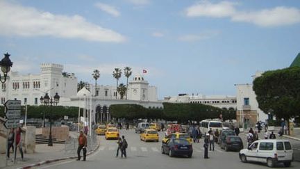 La place du gouvernement à Tunis et l'entrée de la Médina. (France Télévisions - Laurent Ribadeau Dumas)