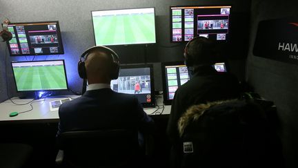 Lors du match Nice-Monaco, le 9 janvier 2018, l'arbitre de terrain a&nbsp;bénéficié de deux assistants, installés dans un camion, à l'extérieur du stade. (MAXPPP)